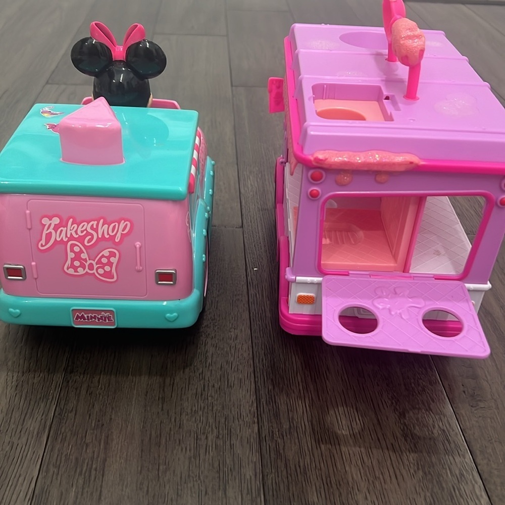 Minnie mouse bake shop truck and ice cream truck of other brand - Picture 5 of 9